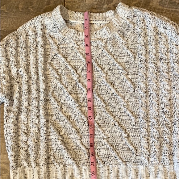 Chic Gray Cable Knit Patterned Crew Neck Sweater size Large - Picture 7 of 7